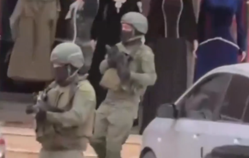 FILMSKA PLJAČKA USRED BELA DANA! Maskirani u vojnike i naoružani opelješili zlataru, kamere sve snimile! (VIDEO)